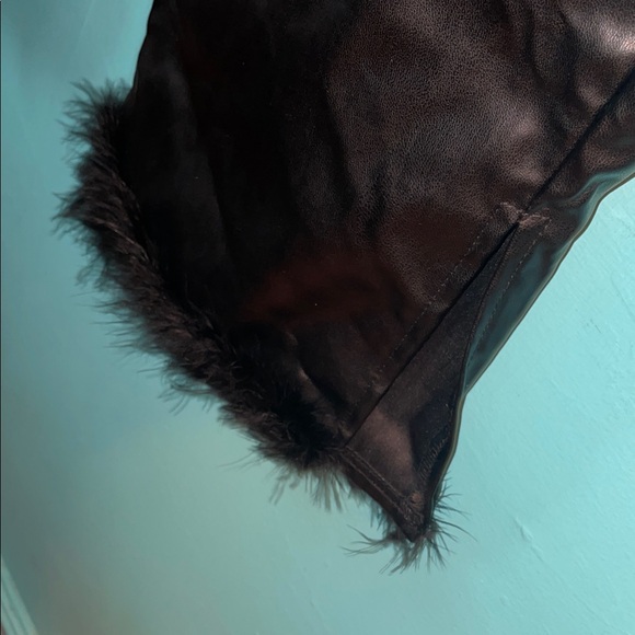 Elegant Black Leather pants with trim fur in the leg - Picture 6 of 14